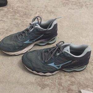 Mizuno Athletic Shoes in Gray and Blue